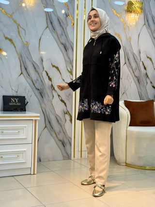 GÜLSELİ KOLLARI VE ETEK UÇLARI ÇİÇEK PUL İŞLEMELİ ANGORA KAPÜŞONLU CEKET 261415